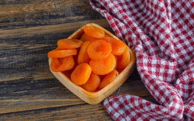 dried-apricots-wooden-plate-wooden-picnic-cloth