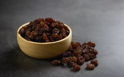dried-raisins-bowl-table